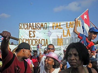 Esta marcha foi durante os desfiles oficiais do 1º de maio de 2010. Não há como afirmar que se trata de gusanos do Alpha66 o de opositores da direita digital como Yoani Sánchez. É oposição de esquerda, contra a burocracia e o stalinismo dos veteranos do 26 de julho que se uniram ao PCC ex-apoiador de Fulgencio Batista (apoio crítico....) e tentando brecar, de baixo para cima, a escalada chinese de linha Deng promovida por Raúl Castro. É dura a tarefa.  - Foto:Red Protagónica Observatorio Crítico 